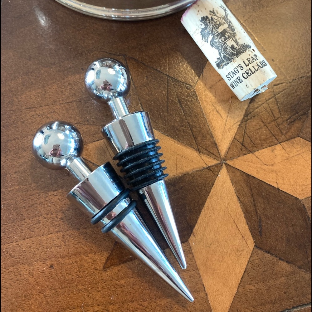 Elegant classic Wine Stoppers, Set of 2